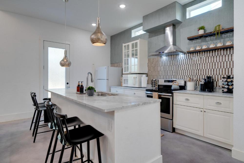 Near Lake Travis and Marina Modern Austin Getaway!